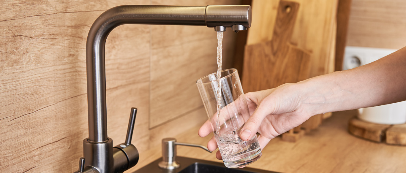 Filtered drinking water from kitchen faucet in Sun City CA home